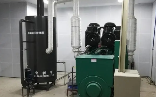 康明斯柴油發(fā)電機組及儲油箱.png